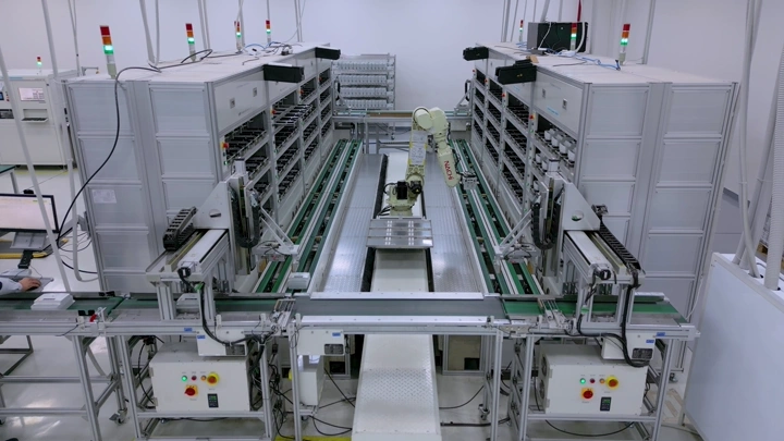 روبوت صناعي في مصنع حديث، لقطة من الأعلى.