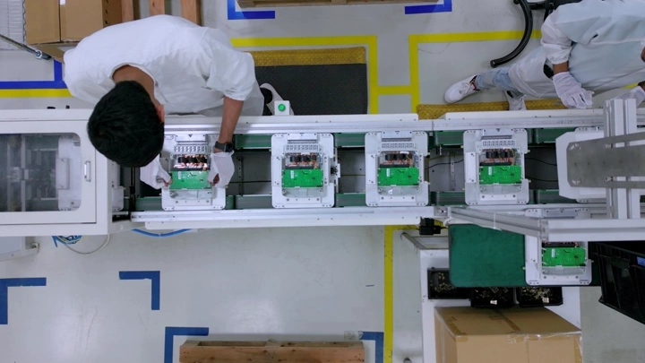 خط إنتاج في مصنع إلكترونيات، لقطة من الأعلى.