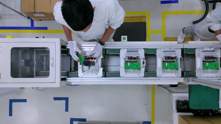 عامل في مصنع إلكترونيات، لقطة علوية.