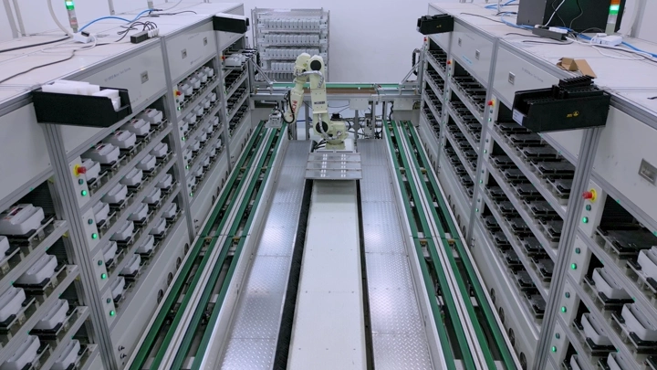 روبوت في مصنع إلكترونيات، لقطة داخلية.