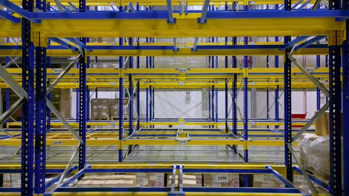 رفوف مستودع فارغة، منظر أمامي، إضاءة صناعية.