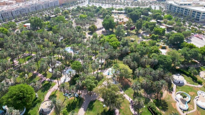 منظر جوي لحديقة السويدي بالرياض، يظهر الأشجار والممرات بوضوح.