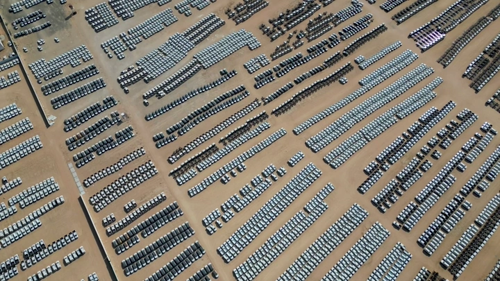 سيارات مصطفة في ساحة كبيرة، لقطة جوية.