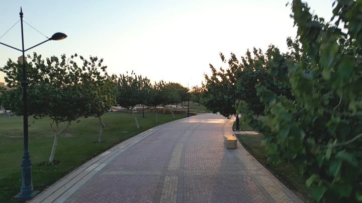 ممشى في حديقة عياف بالرياض عند الغروب، لقطة جوية .