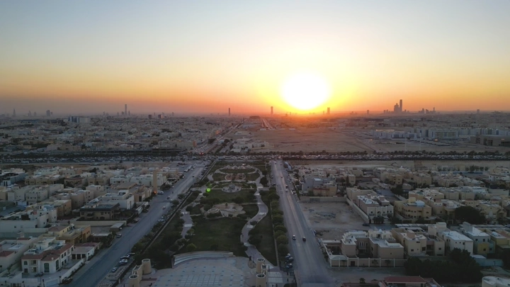 منظر جوي لحديقة عياف في الرياض عند غروب الشمس.