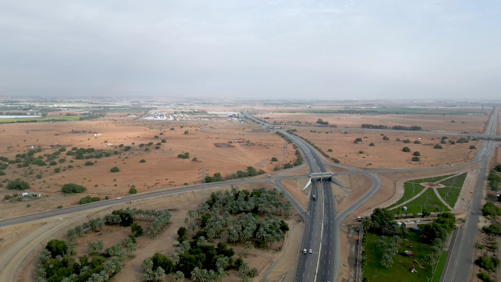 منظر جوي لمزارع وطرق في منطقة صحراوية، لقطة جوية .