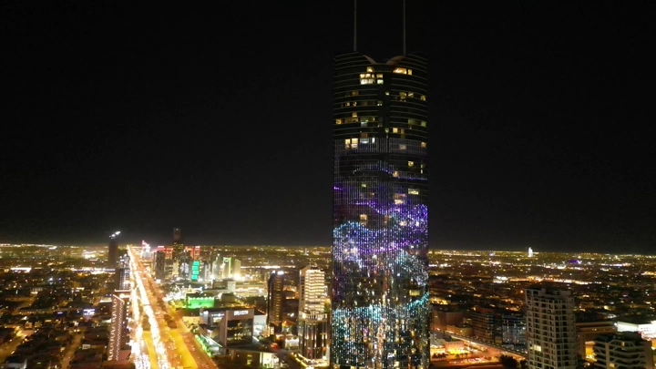 برج مضاء في الرياض ليلاً، لقطة جوية.