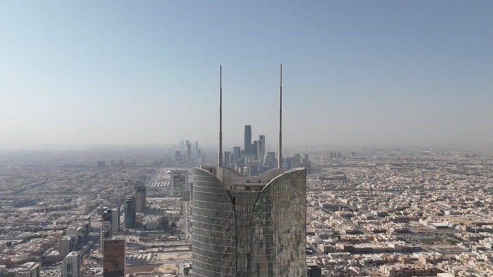 ناطحة سحاب في الرياض، لقطة جوية نهارية.