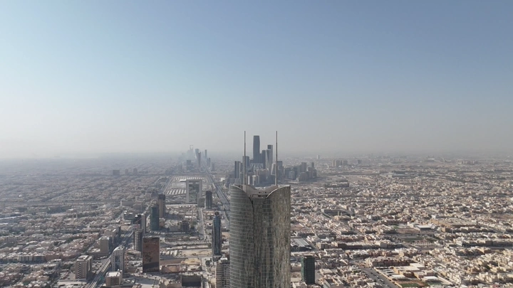 منظر جوي للمركز المالي كافد في الرياض، لقطة نهارية.