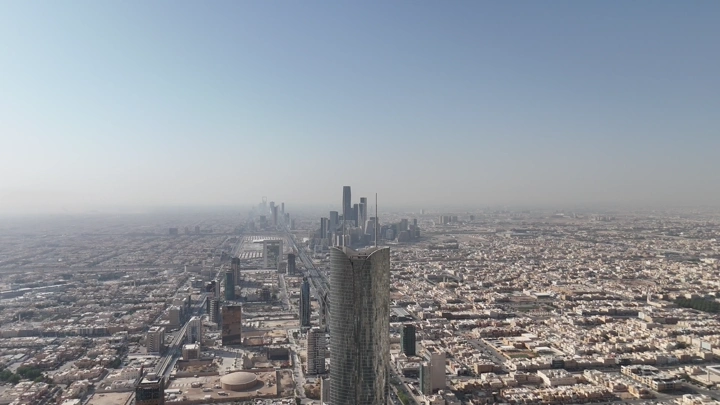 المركز المالي في الرياض تحت سماء صافية، لقطة جوية.