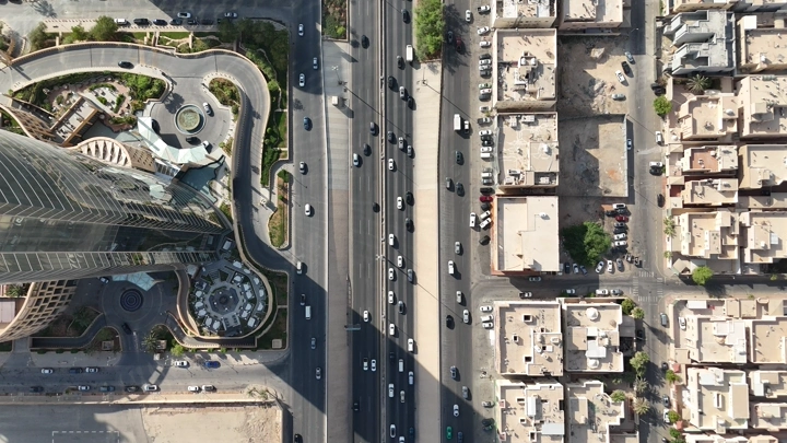 منظر جوي لمبنى وطريق في الرياض، لقطة جوية .