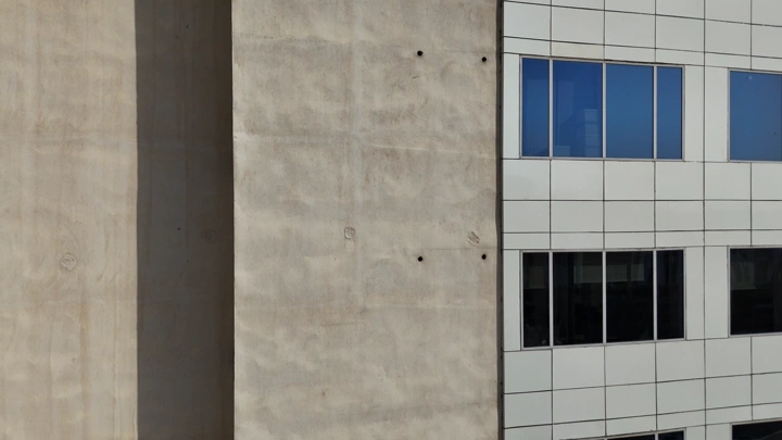 واجهة مبنى حديث في الرياض، لقطة مقربة.