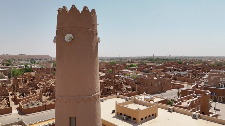 برج تقليدي في محافظة شقراء، لقطة جوية نهارية.