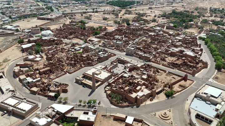 مدينة تاريخية في محافظة شقراء، لقطة جوية نهارية.