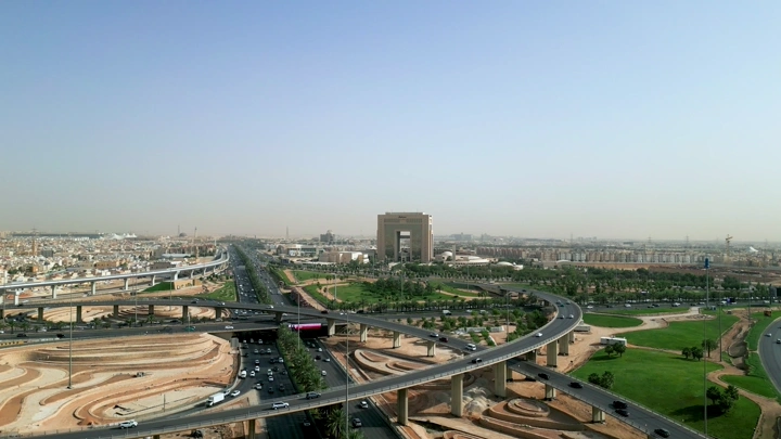 شبكة طرق في الرياض تحت سماء صافية، لقطة جوية.