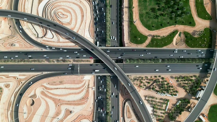 شبكة طرق متقاطعة في الرياض، لقطة من الأعلى.