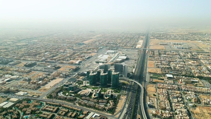 منظر جوي لمدينة الرياض مع مباني حديثة وطرق واسعة.