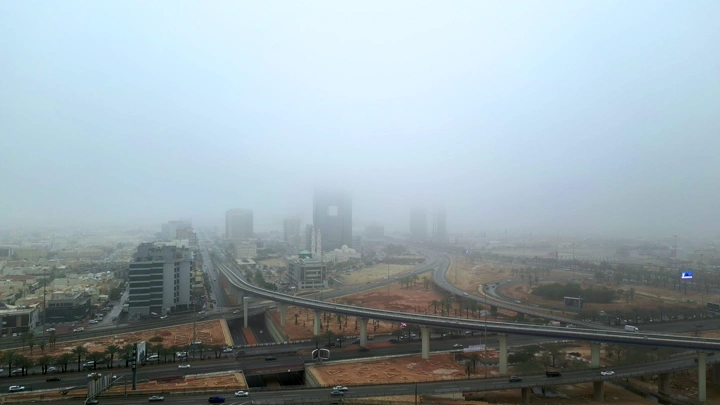 شبكة طرق الرياض أثناء المطر، لقطة جوية.