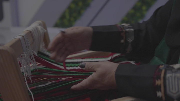 حياكة السدو التقليدية في ورشة عمل، لقطة مقربة.