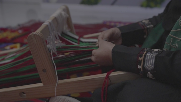 حياكة السدو التقليدية في الداخل، لقطة مقربة.