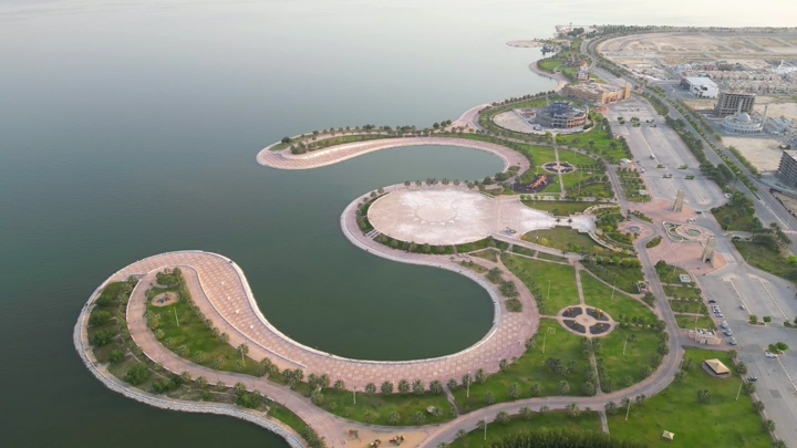 الواجهة البحرية في الدمام من الأعلى، تصوير جوي.