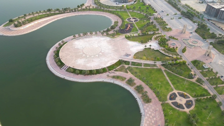 الواجهة البحرية في الدمام من الأعلى، لقطة جوية.