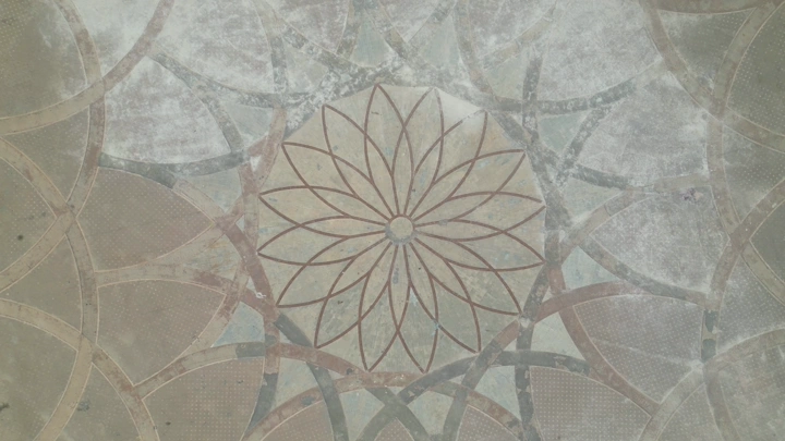 نمط هندسي على الأرض في الواجهة البحرية بالدمام، لقطة من الأعلى.