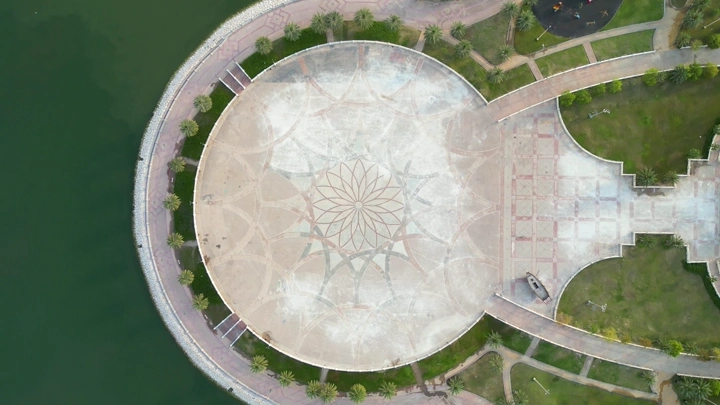 منظر علوي لساحة دائرية في الواجهة البحرية بالدمام، لقطة جوية.