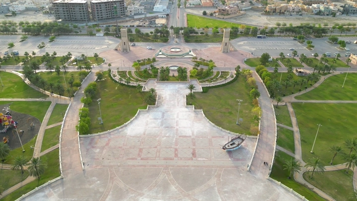 الواجهة البحرية في الدمام من الأعلى، لقطة جوية نهارية.