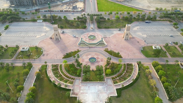 منظر جوي للواجهة البحرية في الدمام، يظهر تصميم هندسي للحدائق والممرات.