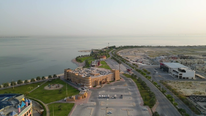 واجهة بحرية في الدمام خلال النهار، لقطة جوية.