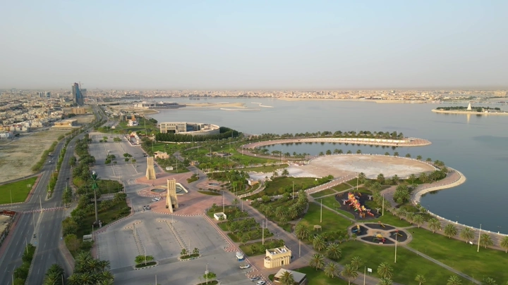 الواجهة البحرية في الدمام من الجو، لقطة نهارية.