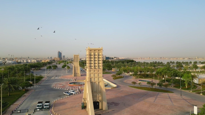 أبراج على الواجهة البحرية في الدمام، لقطة جوية.