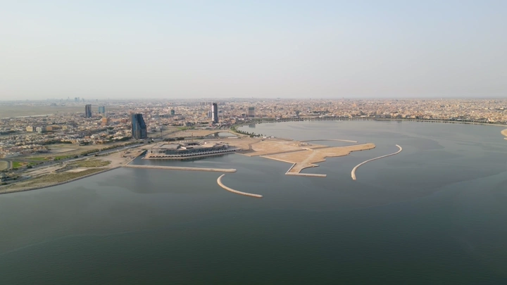 الواجهة البحرية في الدمام من الجو، لقطة نهارية.