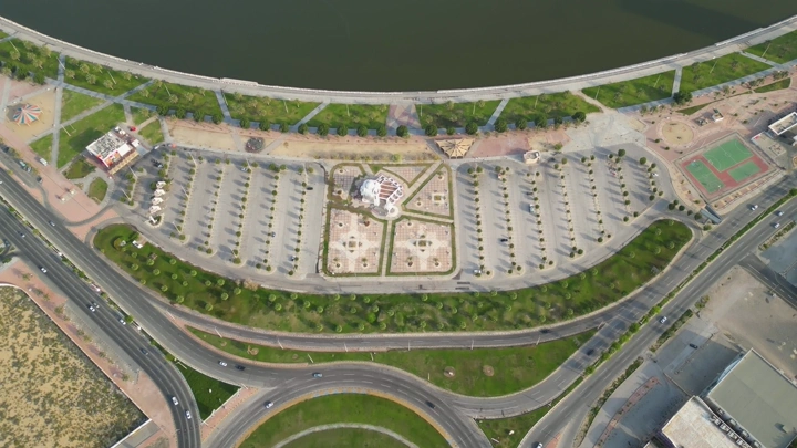 منظر جوي لموقف سيارات في الواجهة البحرية بالدمام، تصوير جوي.