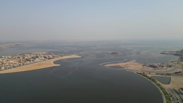 صورة جوية للواجهة البحرية في الدمام، تظهر الشواطئ والمباني. لقطة جوية.