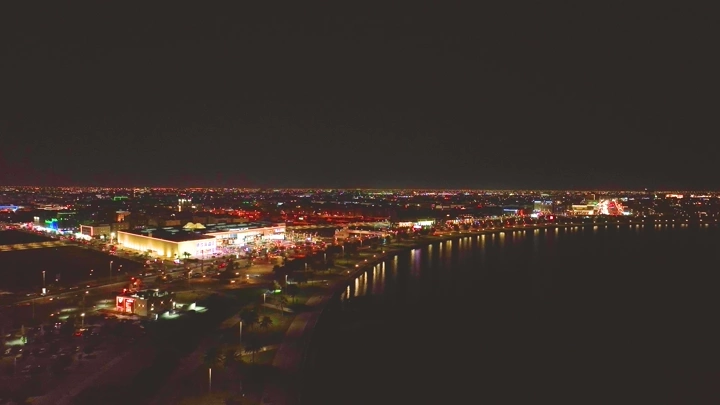 الواجهة البحرية في الدمام ليلاً، لقطة جوية.