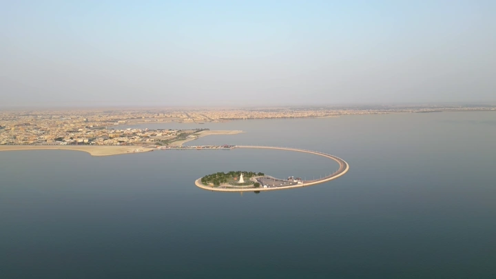 جزيرة المرجان في الدمام محاطة بالماء، لقطة جوية.