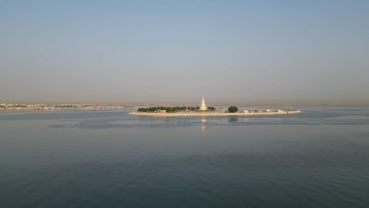 جزيرة المرجان في الدمام، لقطة جوية في وضح النهار.