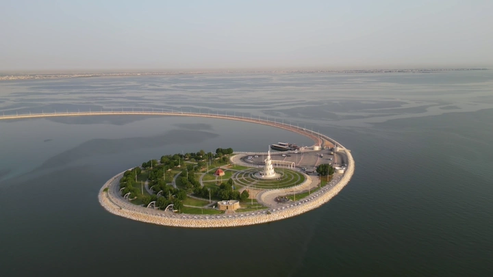 جزيرة دائرية مع منارة في الدمام، لقطة جوية.