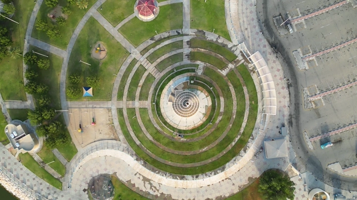 منظر جوي لجزيرة المرجان في الدمام، يُظهر تصميمًا دائريًا وحدائق خضراء. لقطة جوية .