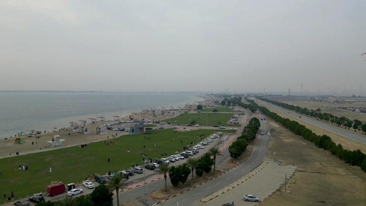 شاطئ نصف القمر في الدمام ، يوم غائم. لقطة جوية .