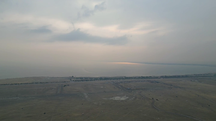 شاطئ نصف القمر في الدمام عند الغروب، لقطة جوية.