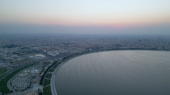 الواجهة البحرية في الدمام عند الغروب، لقطة جوية.