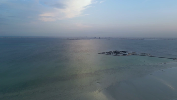 منظر جوي للواجهة البحرية في الدمام عند الغروب.