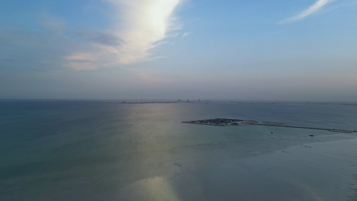 البحر في الواجهة البحرية في الدمام عند الغروب، لقطة جوية.