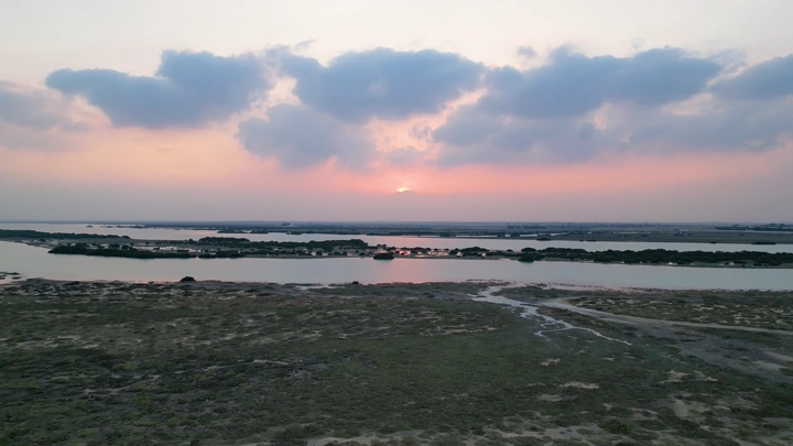 غروب الشمس فوق شاطئ رأس تنورة، لقطة جوية.