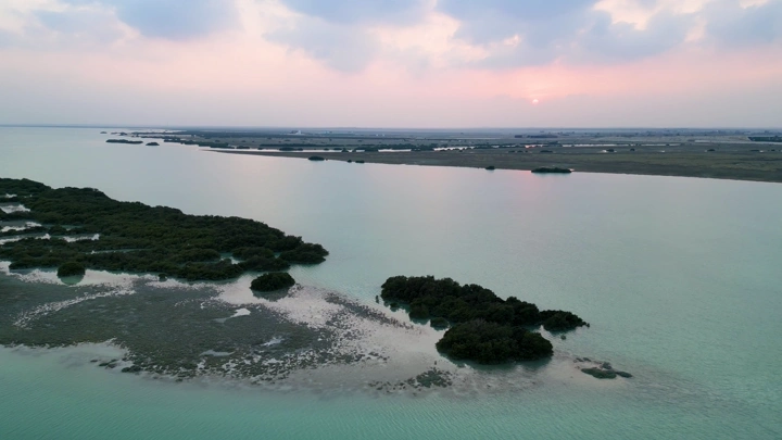 شاطئ رأس تنورة عند الغروب، لقطة جوية.