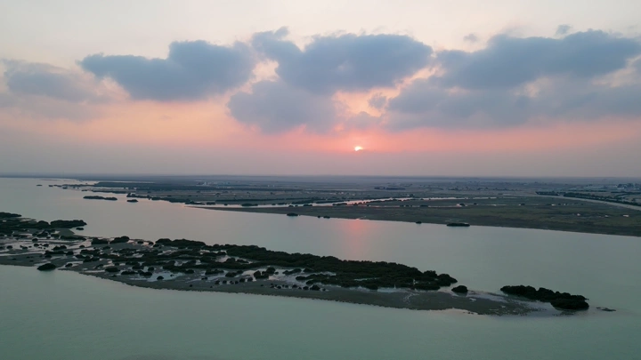 شاطئ رأس تنورة عند الغروب، لقطة جوية.