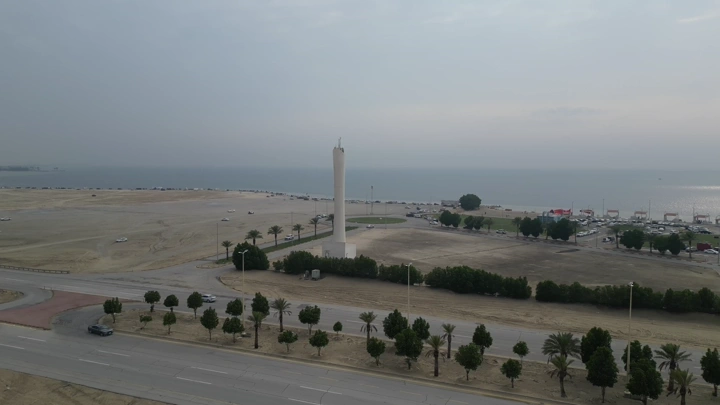 برج اتصالات في الهاف مون، لقطة جوية نهارية.